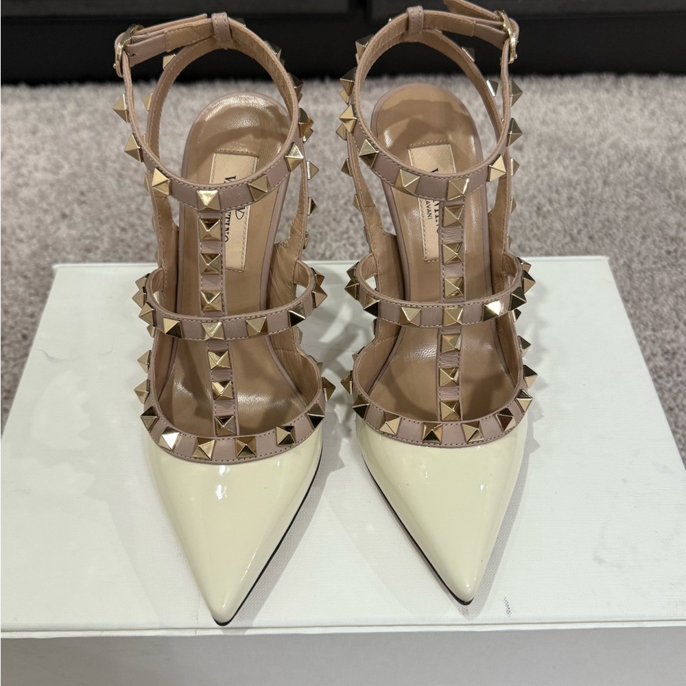 Valentino Rockstud Beige and white Heels size 34 ~ 4US